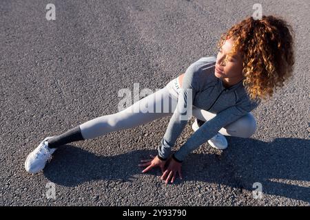 Athlet, der während des Trainings seitlich hockt Stockfoto