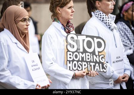 ROTTERDAM - Erasmus MC-Mitarbeiter am Krankenhauseingang während einer Gedenkfeier für die in Gaza und Libanon getöteten Kollegen. ANP LINA SELG niederlande raus - belgien raus Stockfoto