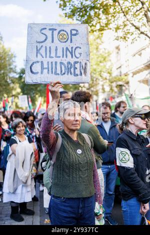 Schätzungsweise 200 000 Menschen marschierten von Russell Square. An Whitehall, indem er ein Ende der Menschenrechtsverletzungen in Israel, ein Ende der Waffenverkäufe an Israel und einen sofortigen Waffenstillstand fordert. Stockfoto