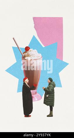 Zeitgenössische Kunstcollage. Frauen in Winteroutfits stehen zu riesiger heißer Schokolade mit Schlagsahne und Kirsche. Kälte trifft auf Winterspaß. Stockfoto