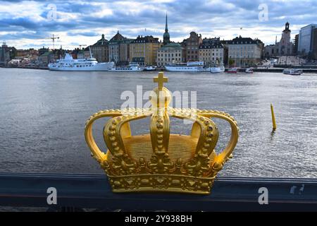 Stockholm, Schweden. Eine goldene Königskrone auf der Skeppsholmsbron-Brücke mit Zytilandschaften von Stockholm Stockfoto