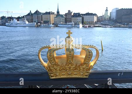 Stockholm, Schweden - 30. Juli 2024: Eine goldene Königskrone auf der Skeppsholmsbron-Brücke in Stockholm, Schweden. Stockfoto