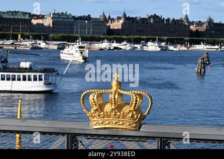 Stockholm, Schweden - 30. Juli 2024: Eine goldene Königskrone auf der Skeppsholmsbron-Brücke in Stockholm, Schweden. Stockfoto