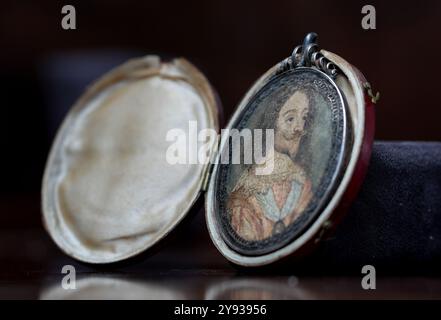Eine gestickte Miniatur von Karl I., die vermutlich um 1660 nach seiner Hinrichtung im Jahr 1649 als Erinnerung entstanden ist, ausgestellt bei Bellmans Auctioneers in Wisborough Green, West Sussex, bevor sie am 15. Oktober mit einer Schätzung von £ 800 bis £ 1200 zur Auktion aufging. Bilddatum: Montag, 7. Oktober 2024. Stockfoto