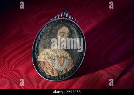 Eine gestickte Miniatur von Karl I., die vermutlich um 1660 nach seiner Hinrichtung im Jahr 1649 als Erinnerung entstanden ist, ausgestellt bei Bellmans Auctioneers in Wisborough Green, West Sussex, bevor sie am 15. Oktober mit einer Schätzung von £ 800 bis £ 1200 zur Auktion aufging. Bilddatum: Montag, 7. Oktober 2024. Stockfoto