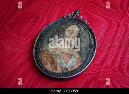 Eine gestickte Miniatur von Karl I., die vermutlich um 1660 nach seiner Hinrichtung im Jahr 1649 als Erinnerung entstanden ist, ausgestellt bei Bellmans Auctioneers in Wisborough Green, West Sussex, bevor sie am 15. Oktober mit einer Schätzung von £ 800 bis £ 1200 zur Auktion aufging. Bilddatum: Montag, 7. Oktober 2024. Stockfoto