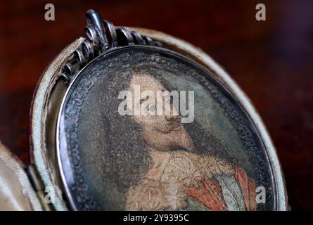 Eine gestickte Miniatur von Karl I., die vermutlich um 1660 nach seiner Hinrichtung im Jahr 1649 als Erinnerung entstanden ist, ausgestellt bei Bellmans Auctioneers in Wisborough Green, West Sussex, bevor sie am 15. Oktober mit einer Schätzung von £ 800 bis £ 1200 zur Auktion aufging. Bilddatum: Montag, 7. Oktober 2024. Stockfoto