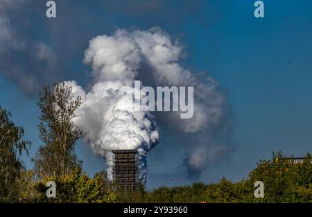 Rauch und Dampf aus dem alten Fabrikschornstein Rusty, undichte Zentralheizung, gerissene Rohre in Europa Stockfoto