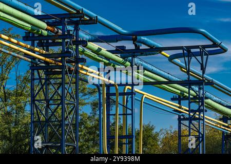 Rauch und Dampf aus dem alten Fabrikschornstein Rusty, undichte Zentralheizung, gerissene Rohre in Europa Stockfoto