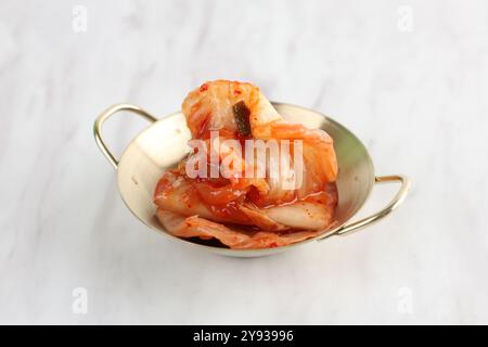 Eine Portionsgröße, die koreanische Kimchi-Beilage serviert auf kleinen Tellern, Beilage Banchan Stockfoto