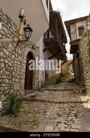 Eine enge, kopfsteingepflasterte Straße im historischen Wohnviertel des Burgviertels Kalaja, Berat, Südalbanien. Traditionelle Steinhäuser Stockfoto