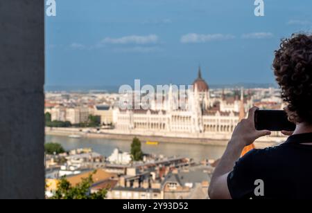 Budapest, Ungarn. August 2022. Luftaufnahme des parlaments. Mit Blick auf die Donau hebt es sich vom Rest der Landschaft ab. Ein junger Caucas Stockfoto