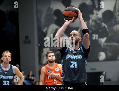 Nicht exklusiv: DNIPRO, UKRAINE - 6. OKTOBER 2024 - Stürmer Stanislav Tymofeienko von BC Dnipro wirft den Ball während des ukrainischen Basketbals 2024/2025 Stockfoto