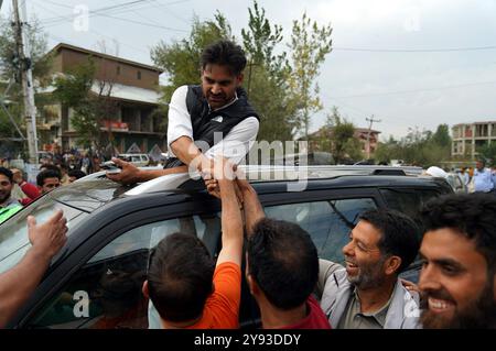 Srinagar, Jammu Und Kaschmir, Indien. Oktober 2024. Der PDP-Kandidat Waheed ur Rehman Parra gewann den Wahlkreis Pulwama und besiegte den Kandidaten der National Conference (NC) Mohammad Khalil Band mit 8.148 Stimmen. Parra erzielte insgesamt 24.716 Stimmen, während Band, die zuvor 2002, 2008 und 2014 den Sitz innehatte, 16.568 Stimmen erhielt. (Kreditbild: © Nisar UL Haq Allaie/Pacific Press via ZUMA Press Wire) NUR REDAKTIONELLE VERWENDUNG! Nicht für kommerzielle ZWECKE! Stockfoto