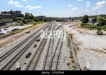 Knoxville, TN, USA – September 16. 2024: Blick auf die Eisenbahngleise von Gay St. Viaduct West in Richtung N. Broadway. Stockfoto