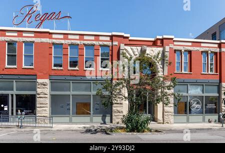 Knoxville, TN, USA – September 16, 2024: Gebäude am Regas Square gegenüber der N. Gay St., mit dem Konferenz- und Veranstaltungszentrum. Stockfoto