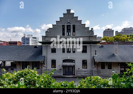 Knoxville, TN, USA – September 16, 2024: Wunderschöner Blick auf den Bahnhof Southern Depot, mit weit entfernten Gebäuden einschließlich des historischen JFG Kaffeebaums. Stockfoto