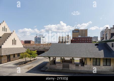 Knoxville, TN, USA – September 16, 2024: Blick über die Außenveranda des Bahnhofs Southern Depot mit entfernter Skyline der Stadt. Stockfoto