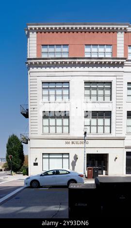 Knoxville, TN, USA – September 16, 2024: 3-teilige vertikale Blockfassade, Gewerbegebäude im Erdgeschoss, Wohnungen im oberen Stockwerk. Stockfoto