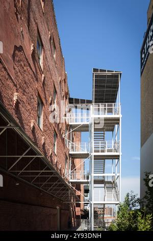 Knoxville, TN, USA – September 16. 2024: Ausgeklügelte Feuertreppen gegen einen blauen Himmel. Stockfoto