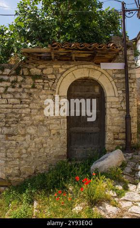 Eine Tür in einem historischen Wohngebäude innerhalb der Festung Berat, Südalbanien. Stockfoto