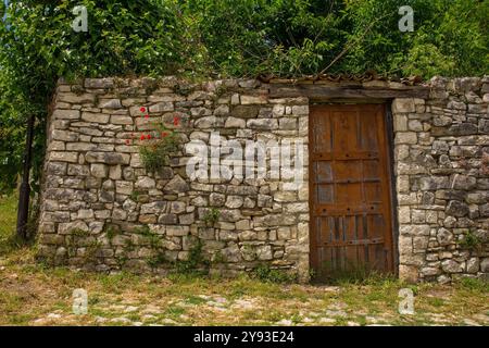 Eine Tür in einer Mauer, die zu einem historischen Wohngebäude innerhalb der Festung Berat im Süden Albaniens gehört. Stockfoto