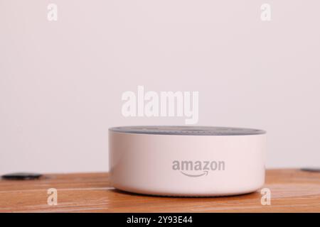 Amazon Echo Dot 2. Generation weiß, Modellnummer RS03QR Stockfoto