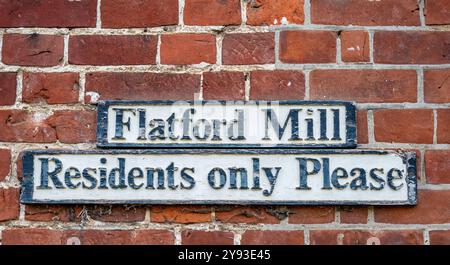 Schild an der Wand mit der Aufschrift Flatford Mill, nur für Anwohner Parken. Stockfoto