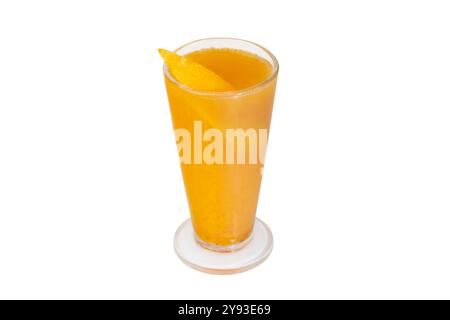 Tee aus verschiedenen Früchten. Sanddorn und Ingwer, Waldbeeren und Orange mit Zimt, Gewürzen. Stockfoto