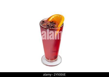 Tee aus verschiedenen Früchten. Sanddorn und Ingwer, Waldbeeren und Orange mit Zimt, Gewürzen. Stockfoto