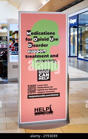 Ein Schild, das Menschen mit Opioidstörungen in der Christiana Mall in Newark Delaware anspricht. Mit Hilfe ist hier, ein Suchtbehandlungs- und Pflegezentrum Stockfoto