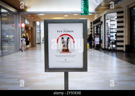 Schild, auf dem steht, dass es Hunde in der Christiana Mall gibt, die nach Waffen schnüffeln und die Käufer sicher und sorgenfrei halten. In Newark, Delaware. Stockfoto