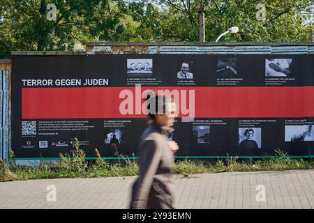 Kampagnenstart der Aktionswochen gegen Antisemitismus am 08.10.2024 mit einem 10 Meter langen Plakat an der Warschauer Straße, im Berliner Bezirk Friedrichshain. Die Amadeu Antonio Stiftung und das Anne Frank Zentrum machen im Rahmen der diesjaehrigen Aktionswochen gegen Antisemitismus auf die anhaltende Bedrohung von Juedinnen und Juden aufmerksam. Mit der bundesweiten Plakatkampagne Terror gegen Juden erinnern die beiden Organisationen seit Dienstag bundesweit an die Opfer judenfeindlicher Straftaten seit 1945. Ziel der Kampagne ist den beiden Veranstaltern zufolge gegen die vom Antisemitis Stockfoto