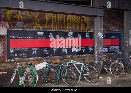 Kampagnenstart der Aktionswochen gegen Antisemitismus am 08.10.2024 mit einem 10 Meter langen Plakat am Hackeschen Markt in Berlin. Die Amadeu Antonio Stiftung und das Anne Frank Zentrum machen im Rahmen der diesjaehrigen Aktionswochen gegen Antisemitismus auf die anhaltende Bedrohung von Juedinnen und Juden aufmerksam. Mit der bundesweiten Plakatkampagne Terror gegen Juden erinnern die beiden Organisationen seit Dienstag bundesweit an die Opfer judenfeindlicher Straftaten seit 1945. Ziel der Kampagne ist den beiden Veranstaltern zufolge gegen die vom Antisemitismus ausgehende Lebensgefahr fue Stockfoto