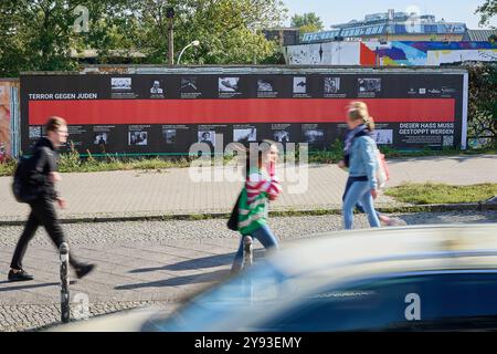 Kampagnenstart der Aktionswochen gegen Antisemitismus am 08.10.2024 mit einem 10 Meter langen Plakat an der Warschauer Straße, im Berliner Bezirk Friedrichshain. Die Amadeu Antonio Stiftung und das Anne Frank Zentrum machen im Rahmen der diesjaehrigen Aktionswochen gegen Antisemitismus auf die anhaltende Bedrohung von Juedinnen und Juden aufmerksam. Mit der bundesweiten Plakatkampagne Terror gegen Juden erinnern die beiden Organisationen seit Dienstag bundesweit an die Opfer judenfeindlicher Straftaten seit 1945. Ziel der Kampagne ist den beiden Veranstaltern zufolge gegen die vom Antisemitis Stockfoto