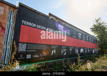 Kampagnenstart der Aktionswochen gegen Antisemitismus am 08.10.2024 mit einem 10 Meter langen Plakat an der Warschauer Straße, im Berliner Bezirk Friedrichshain. Die Amadeu Antonio Stiftung und das Anne Frank Zentrum machen im Rahmen der diesjaehrigen Aktionswochen gegen Antisemitismus auf die anhaltende Bedrohung von Juedinnen und Juden aufmerksam. Mit der bundesweiten Plakatkampagne Terror gegen Juden erinnern die beiden Organisationen seit Dienstag bundesweit an die Opfer judenfeindlicher Straftaten seit 1945. Ziel der Kampagne ist den beiden Veranstaltern zufolge gegen die vom Antisemitis Stockfoto