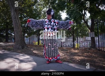 Ein Mann mittleren Alters von der Manusos USA Tanzgruppe posiert für ein Foto vor der Dominican Day Parade in Jackson Heights, Queens, New York. Stockfoto