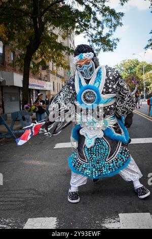 Ein Mann mittleren Alters aus der Manusos USA Gruppe marschiert und tanzt auf der 37th Avenue bei der Dominican Day Parade in Jackson Heights, Queens, New York. Stockfoto