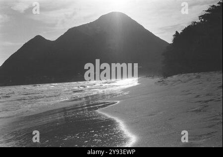 Martinique Küstenlinie Strand mit vulkanischen Bergen im Hintergrund Stockfoto