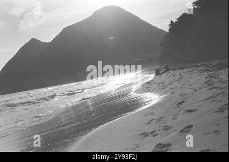 Martinique Küstenlinie Strand mit vulkanischen Bergen im Hintergrund Stockfoto