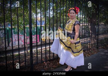 Eine mexikanische Frau in traditioneller ethnischer Kleidung posiert vor dem Beginn der Hispanic Heritage Parade 2024 in Jackson Heights, Queens, New York. Stockfoto