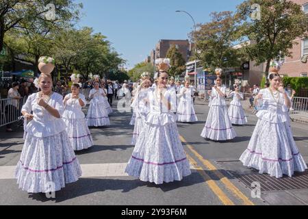 Eine Gruppe paraguayischer Frauen tanzen und marschieren in weißen Kostümen. Bei der Queens Hispanic Day Parade 2024 in Jackson Heights. Stockfoto