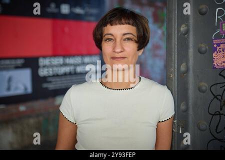 Kampagnenstart der Aktionswochen gegen Antisemitismus am 08.10.2024 mit einem 10 Meter langen Plakat am Hackeschen Markt in Berlin. Foto: Vorstaendin der Amadeu Antonio Stiftung Tahera Ameer vor dem Plakat die Amadeu Antonio Stiftung und das Anne Frank Zentrum machen im Rahmen der diesjaehrigen Aktionswochen gegen Antisemitismus auf die anhaltende Bedrohung von Juedinnen und Juden aufmerksam. Mit der bundesweiten Plakatkampagne Terror gegen Juden erinnern die beiden Organisationen seit Dienstag bundesweit an die Opfer judenfeindlicher Straftaten seit 1945. Ziel der Kampagne ist den beiden Vera Stockfoto