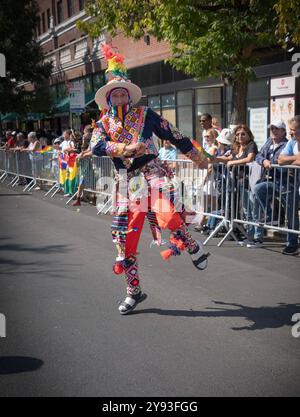 Ein animierter bolivianischer Tänzer marschierte 2024 bei der Hispanic Heritage Parade in Jackson Heights, Queens, New York. Stockfoto