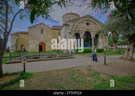 Hagia Sophia (griechisch Αγία Σοφία, was „die Heilige Weisheit“ bedeutet; türkisch Ayasofya) in Trabzon, Türkei. Außenansicht bei Tageslicht Stockfoto