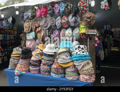 Ein Anbieter, der Sommerhüte auf der Dutchess County Fair in Rhinebeck, New York im Sommer 2024 verkauft. Stockfoto