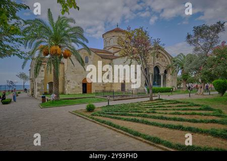 Hagia Sophia (griechisch Αγία Σοφία, was „die Heilige Weisheit“ bedeutet; türkisch Ayasofya) in Trabzon, Türkei. Außenansicht bei Tageslicht Stockfoto