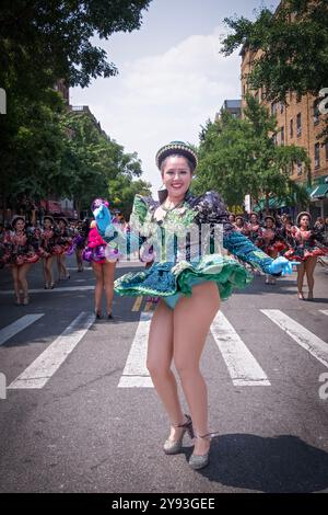 Bolivianische Mitglieder der Tanzgruppe San Simon Sucre treten bei der International Peruvian Parade an der 37th Avenue in Jackson Heights, Queens, New York auf. Stockfoto