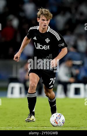 Neapel, Italien. Oktober 2024. Nico Paz von Como 1907 während der Serie A Enilive Match zwischen SSC Napoli und Como 1907 im Stadio Diego Armando Maradona am 4. Oktober 2024 in Neapel Credit: Giuseppe Maffia/Alamy Live News Stockfoto