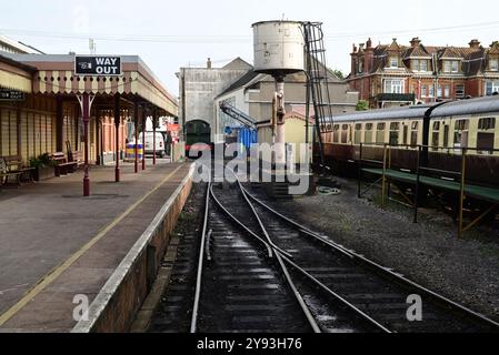 Paignton Queens Park Station, South Devon, nördlicher Endpunkt der Dartmouth Steam Railway, von einem abfahrenden Zug aus gesehen. Stockfoto